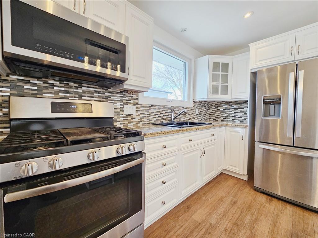 Main-4 Markham Crescent, Hamilton, ON - Indoor Photo Showing Kitchen With Upgraded Kitchen