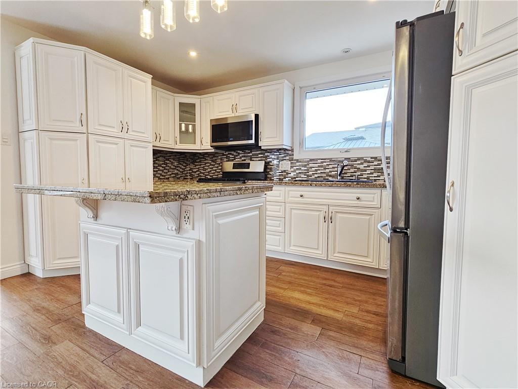 Main-4 Markham Crescent, Hamilton, ON - Indoor Photo Showing Kitchen With Upgraded Kitchen