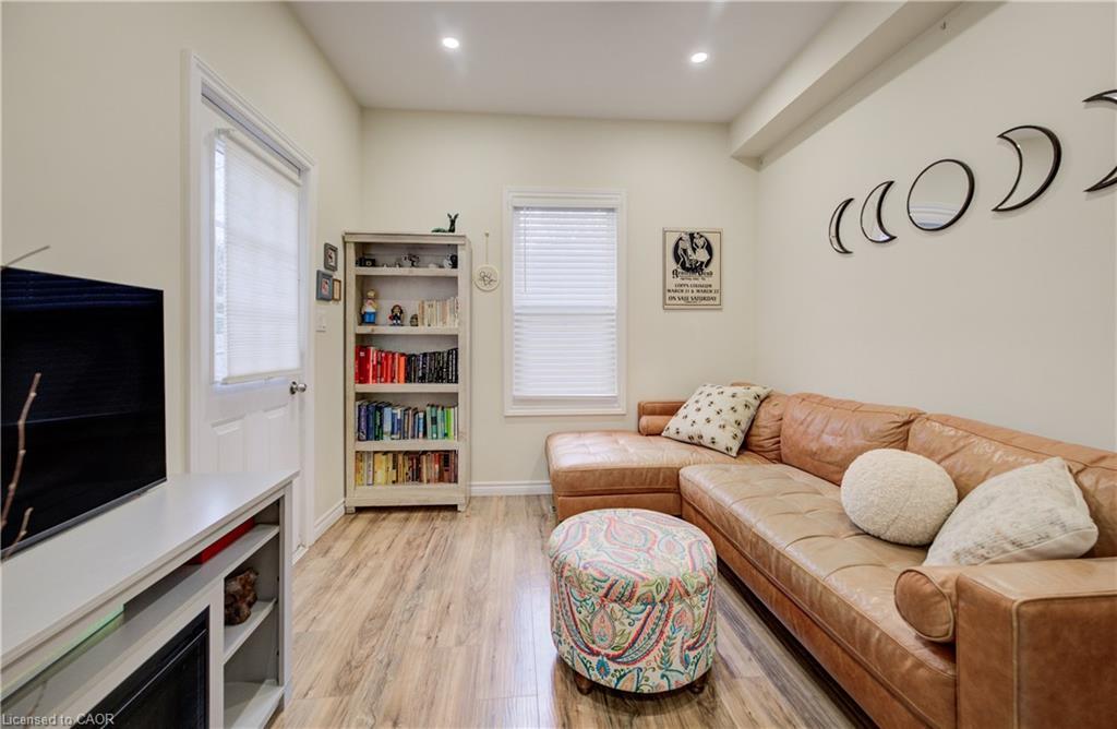 12 Baker Street, Hamilton, ON - Indoor Photo Showing Living Room