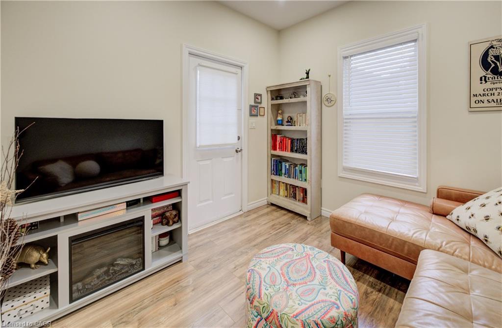 12 Baker Street, Hamilton, ON - Indoor Photo Showing Living Room