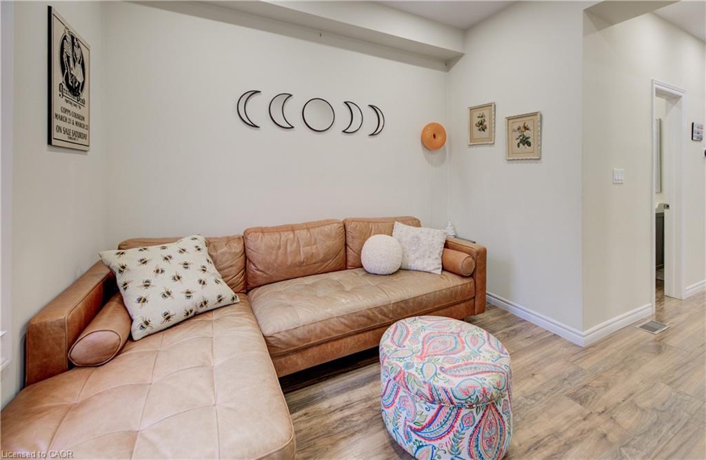 12 Baker Street, Hamilton, ON - Indoor Photo Showing Living Room