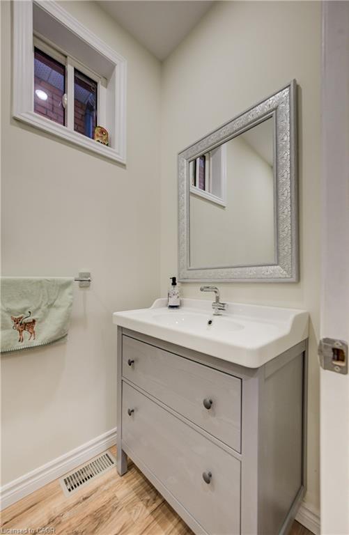 12 Baker Street, Hamilton, ON - Indoor Photo Showing Bathroom