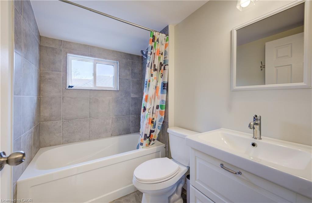 12 Baker Street, Hamilton, ON - Indoor Photo Showing Bathroom