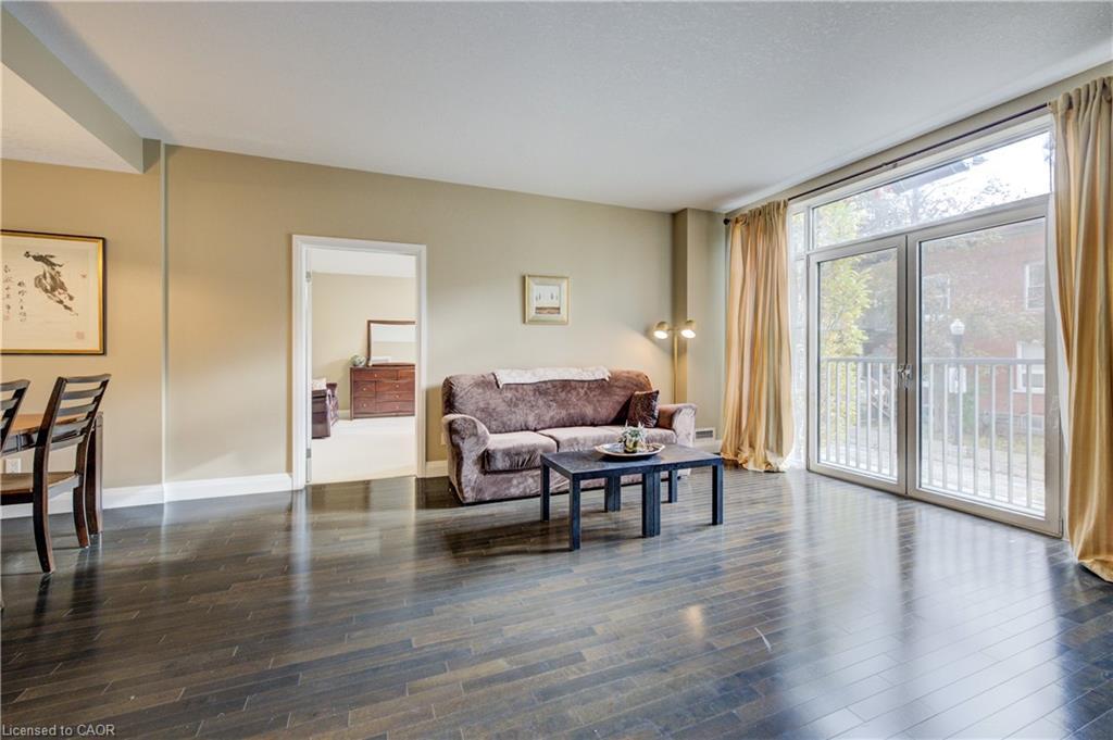 105-165 Duke Street E, Kitchener, ON - Indoor Photo Showing Living Room