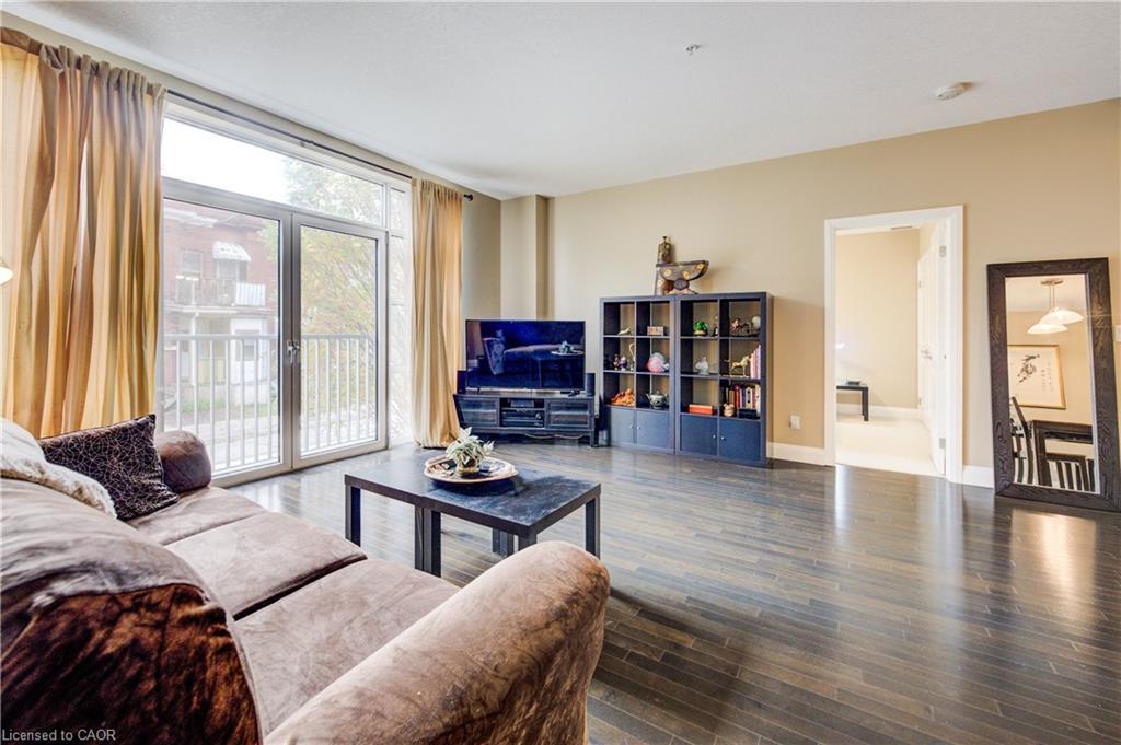105-165 Duke Street E, Kitchener, ON - Indoor Photo Showing Living Room