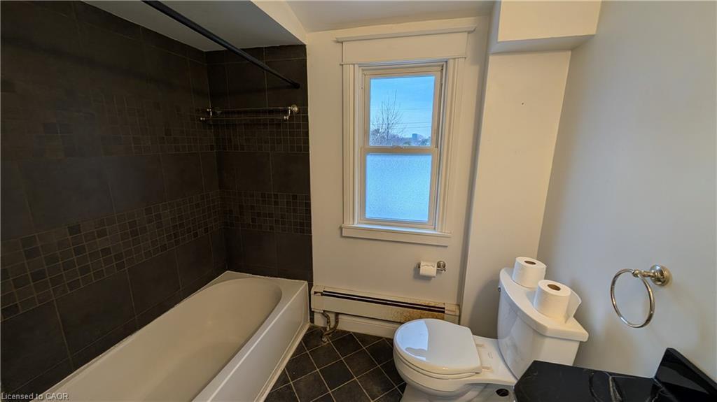 125 Auburn Avenue, Hamilton, ON - Indoor Photo Showing Bathroom