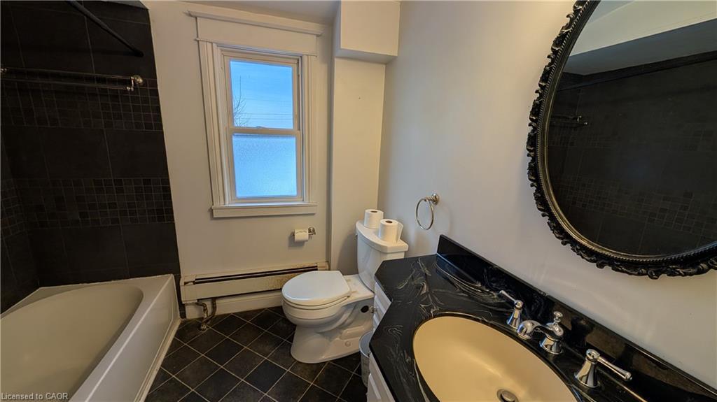 125 Auburn Avenue, Hamilton, ON - Indoor Photo Showing Bathroom