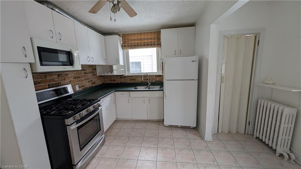 125 Auburn Avenue, Hamilton, ON - Indoor Photo Showing Kitchen With Double Sink