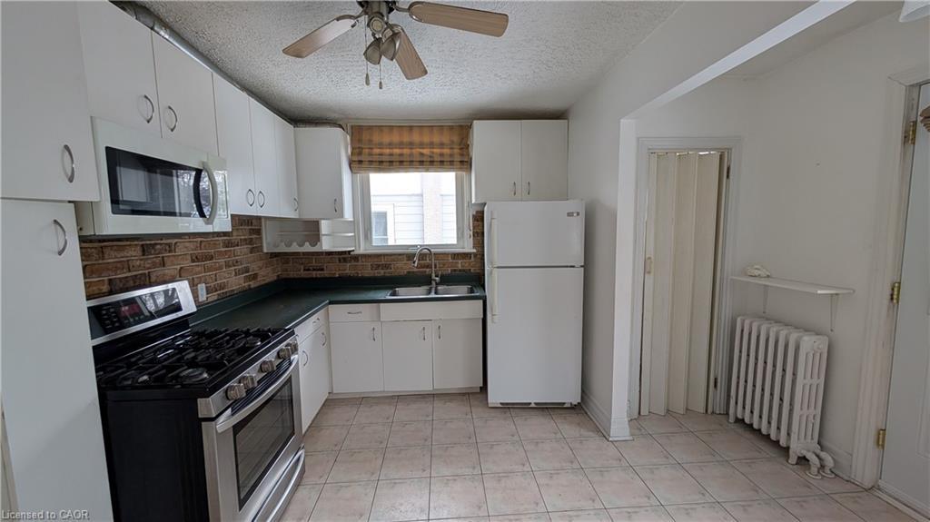 125 Auburn Avenue, Hamilton, ON - Indoor Photo Showing Kitchen With Double Sink