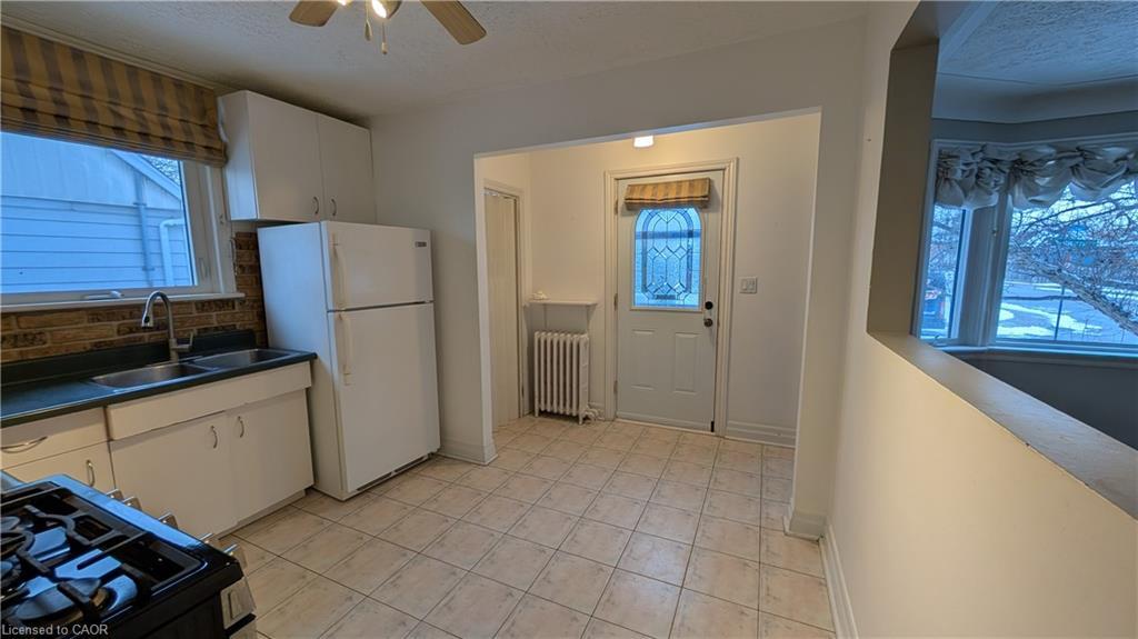 125 Auburn Avenue, Hamilton, ON - Indoor Photo Showing Kitchen With Double Sink