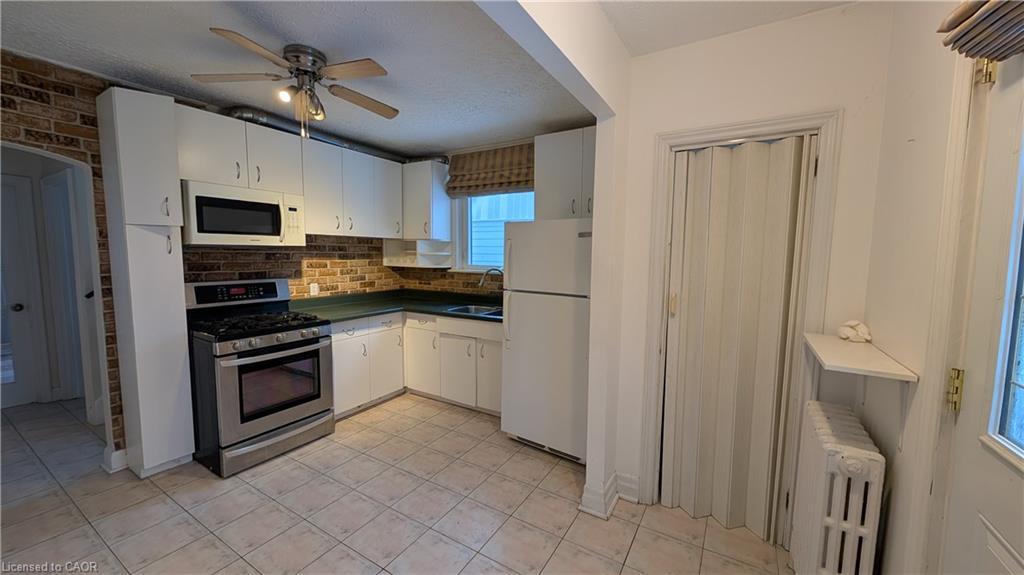 125 Auburn Avenue, Hamilton, ON - Indoor Photo Showing Kitchen