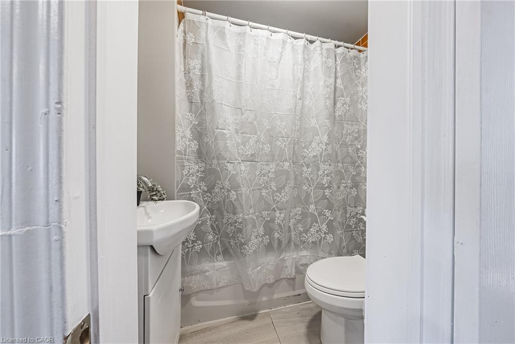 24 Rowanwood Street, Hamilton, ON - Indoor Photo Showing Bathroom