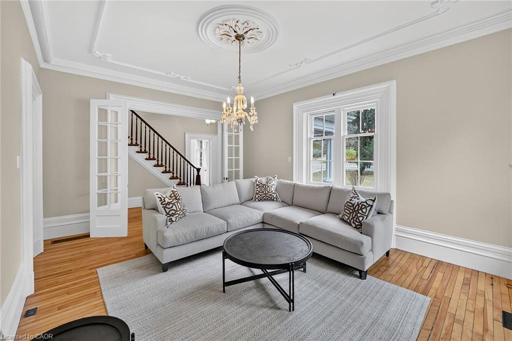 262 Main Street W, Grimsby, ON - Indoor Photo Showing Living Room