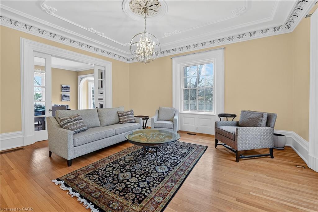 262 Main Street W, Grimsby, ON - Indoor Photo Showing Living Room