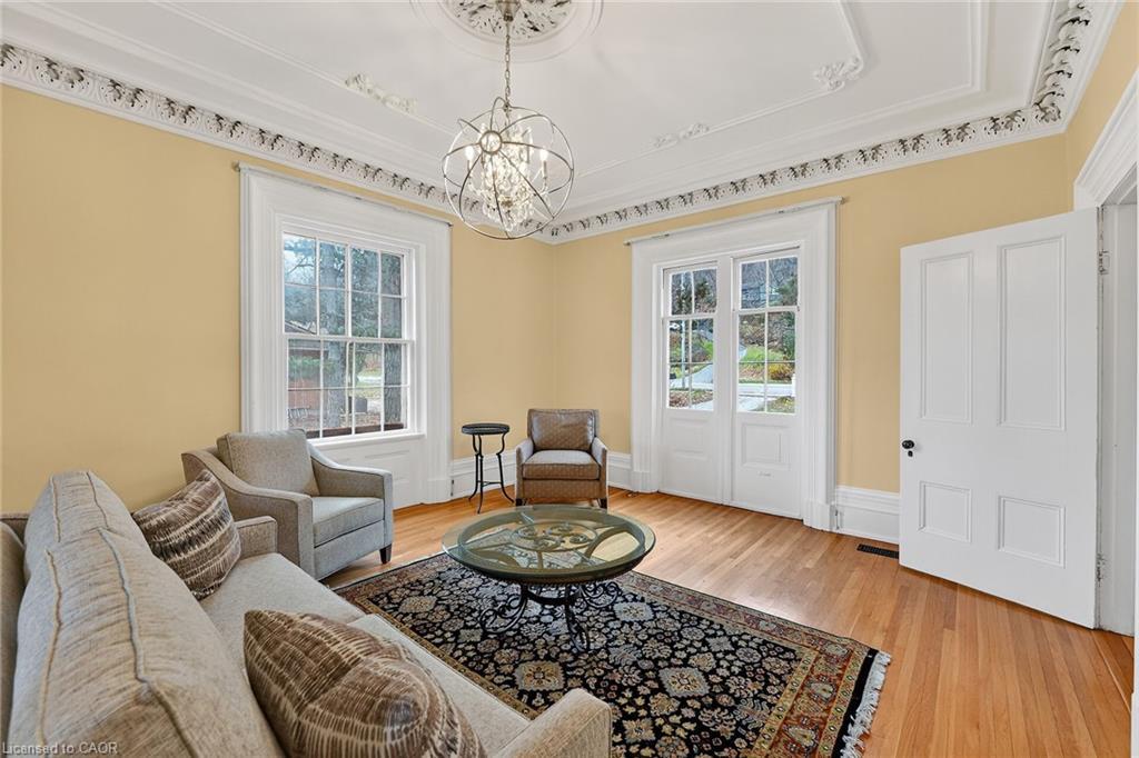 262 Main Street W, Grimsby, ON - Indoor Photo Showing Living Room