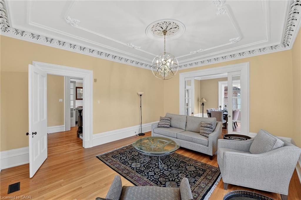 262 Main Street W, Grimsby, ON - Indoor Photo Showing Living Room