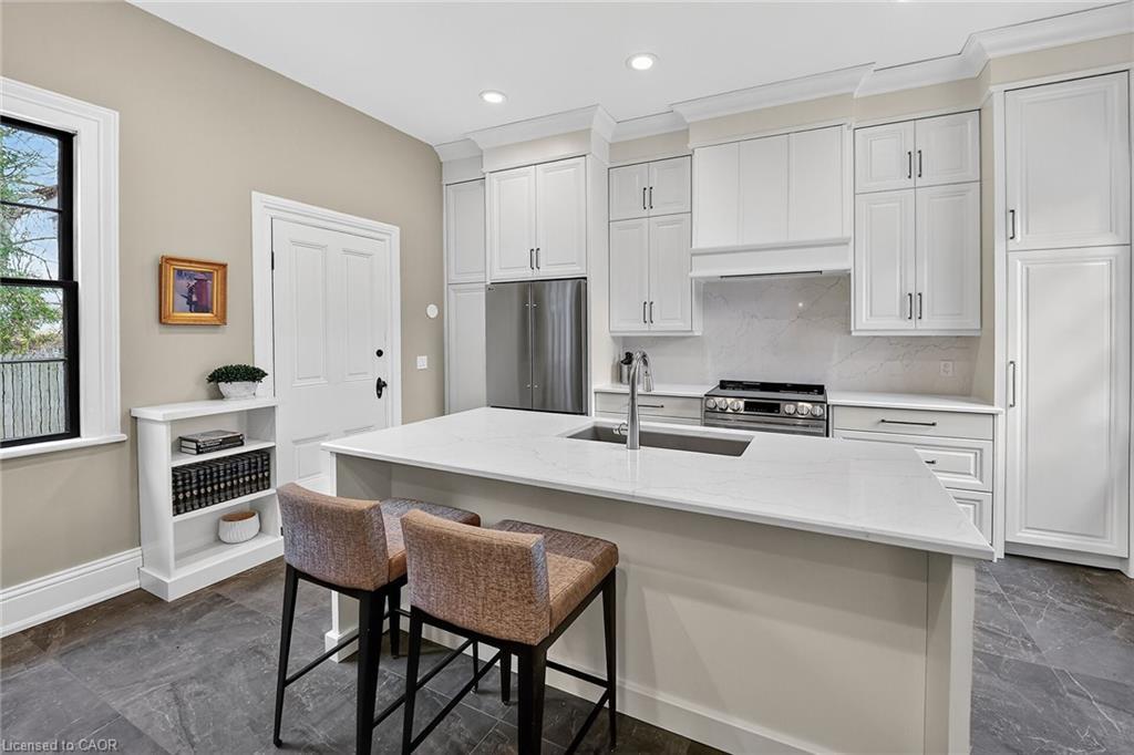 262 Main Street W, Grimsby, ON - Indoor Photo Showing Kitchen With Upgraded Kitchen