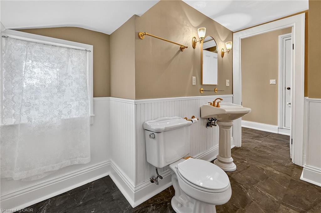 262 Main Street W, Grimsby, ON - Indoor Photo Showing Bathroom