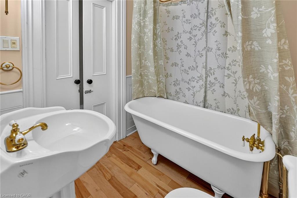262 Main Street W, Grimsby, ON - Indoor Photo Showing Bathroom