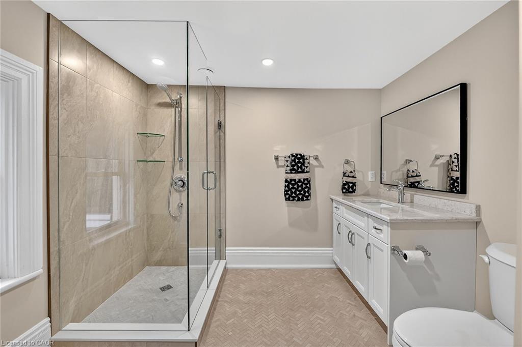 262 Main Street W, Grimsby, ON - Indoor Photo Showing Bathroom