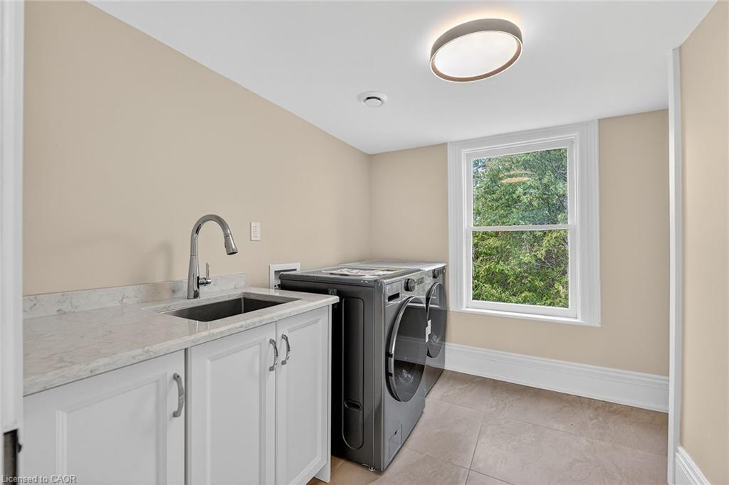 262 Main Street W, Grimsby, ON - Indoor Photo Showing Laundry Room