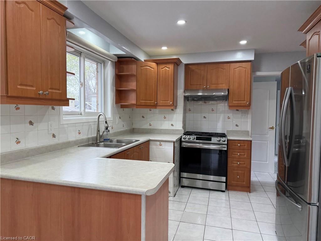 3172 Mallbridge Crescent, Mississauga, ON - Indoor Photo Showing Kitchen With Double Sink
