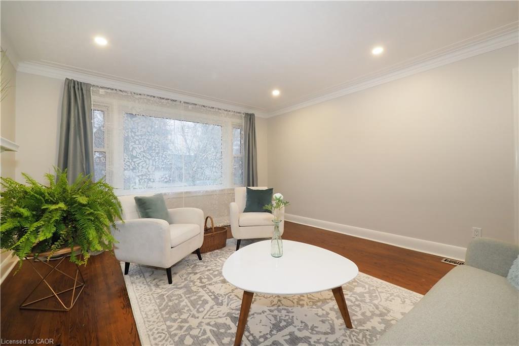 296 Dumfries Avenue, Kitchener, ON - Indoor Photo Showing Living Room