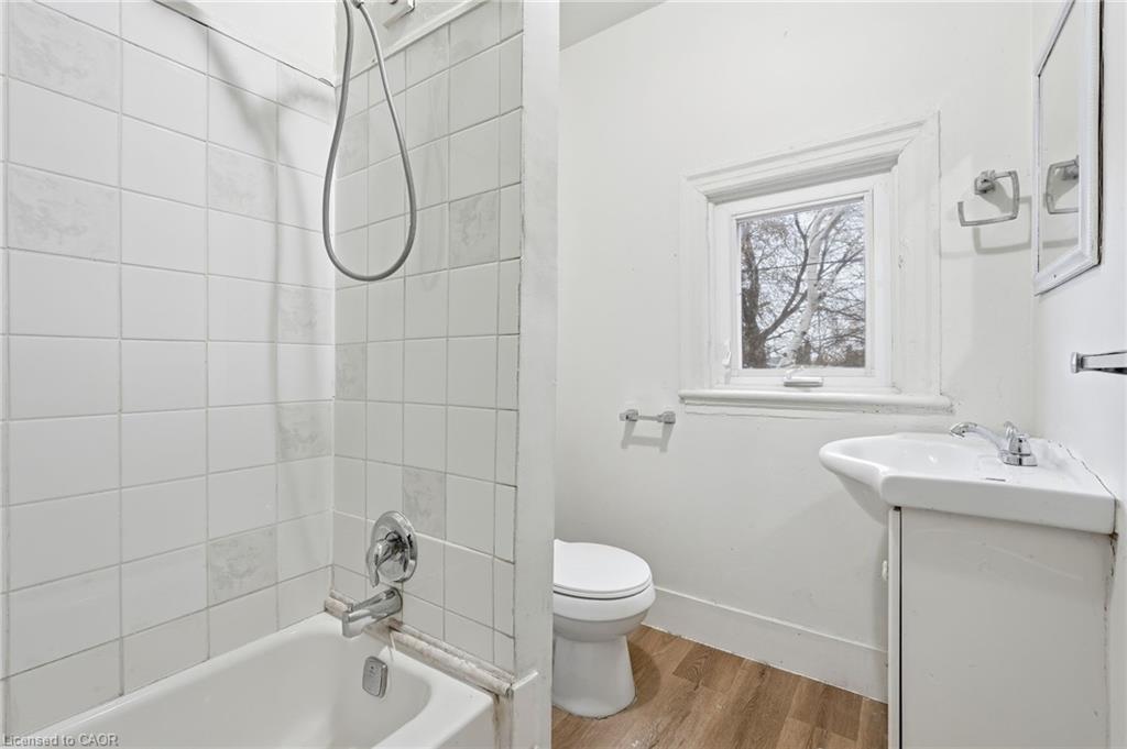 39 Burlington Street E, Hamilton, ON - Indoor Photo Showing Bathroom