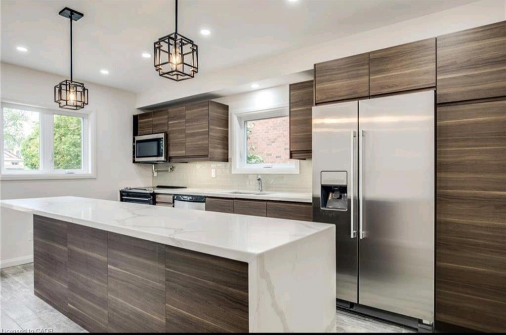 23 Melbourne Street, Hamilton, ON - Indoor Photo Showing Kitchen With Upgraded Kitchen