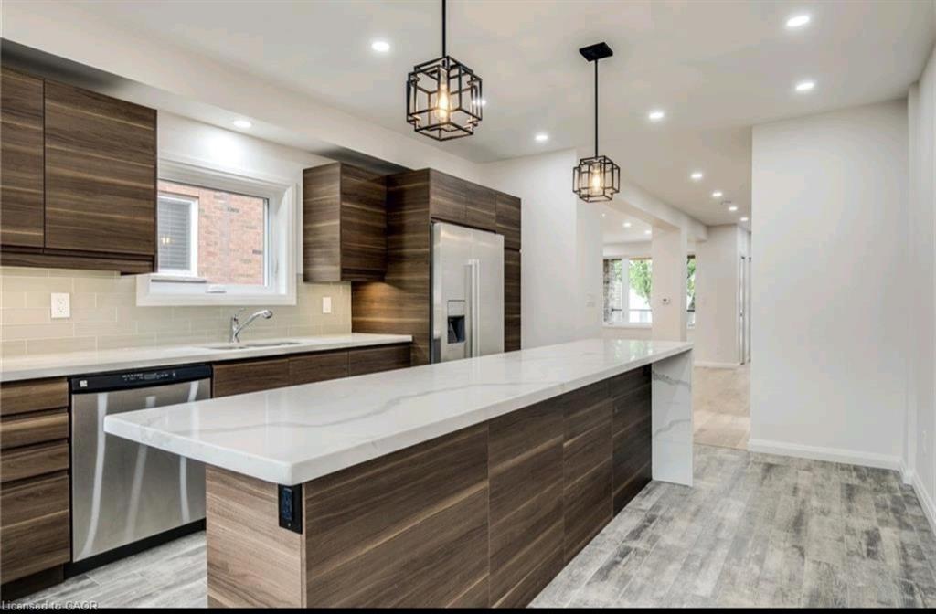 23 Melbourne Street, Hamilton, ON - Indoor Photo Showing Kitchen With Upgraded Kitchen