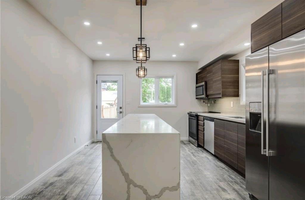 23 Melbourne Street, Hamilton, ON - Indoor Photo Showing Kitchen With Upgraded Kitchen