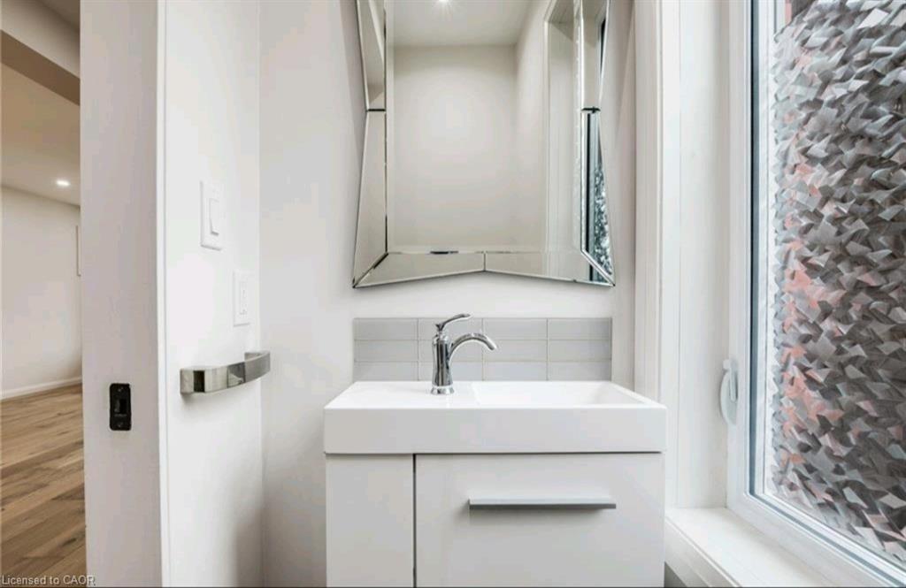 23 Melbourne Street, Hamilton, ON - Indoor Photo Showing Bathroom
