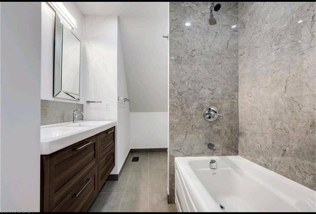 23 Melbourne Street, Hamilton, ON - Indoor Photo Showing Bathroom