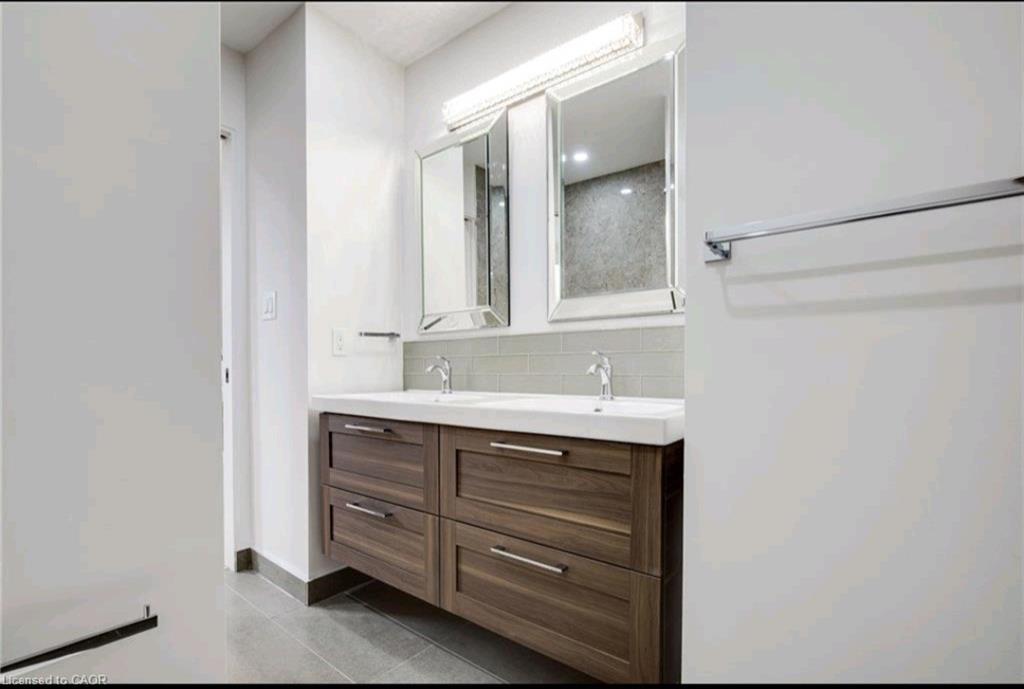 23 Melbourne Street, Hamilton, ON - Indoor Photo Showing Bathroom