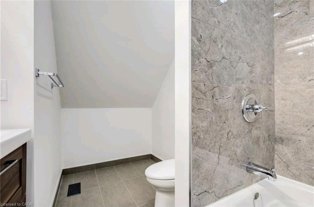 23 Melbourne Street, Hamilton, ON - Indoor Photo Showing Bathroom