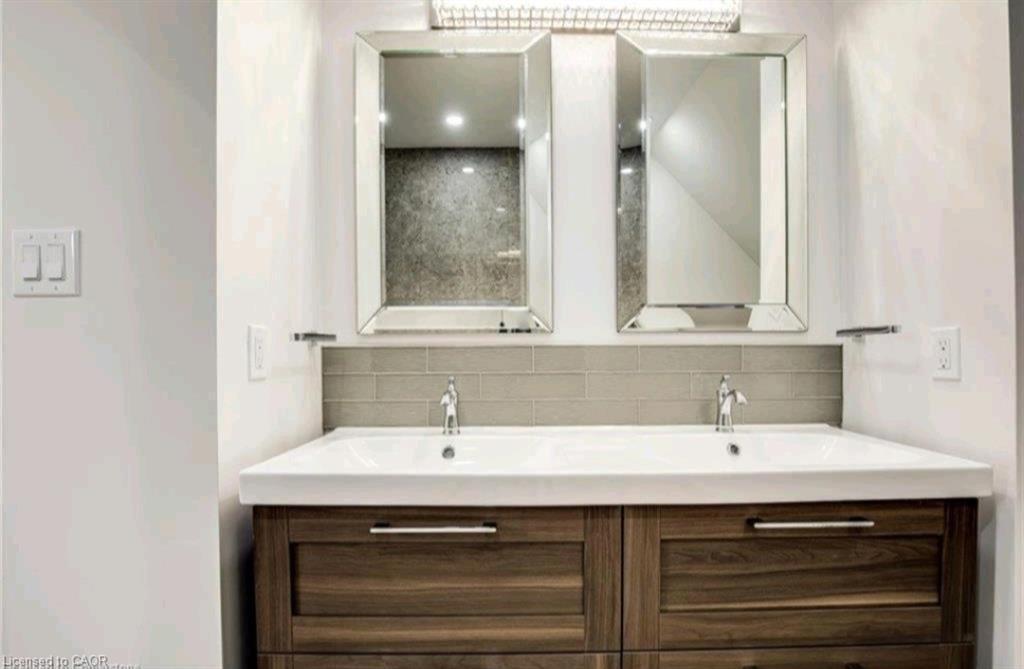 23 Melbourne Street, Hamilton, ON - Indoor Photo Showing Bathroom