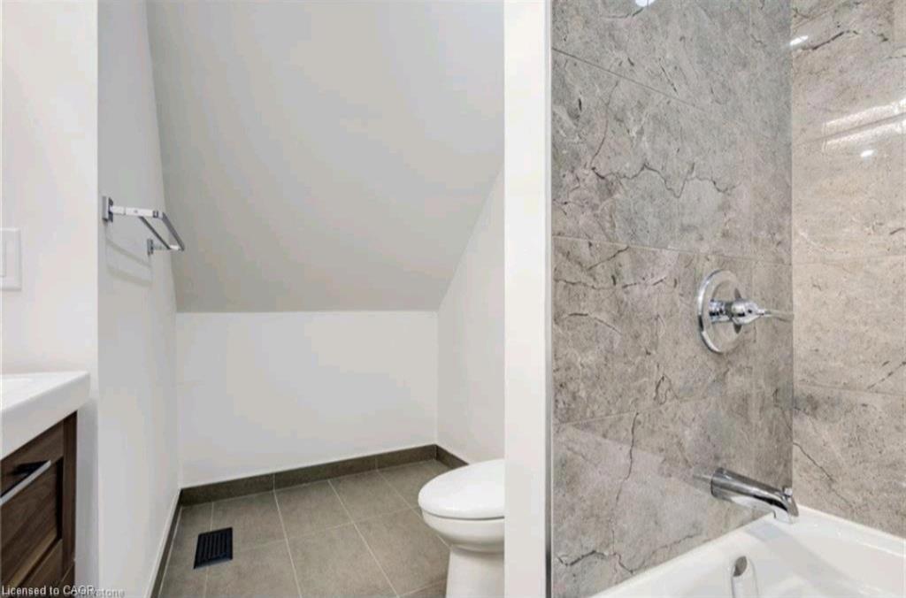 23 Melbourne Street, Hamilton, ON - Indoor Photo Showing Bathroom