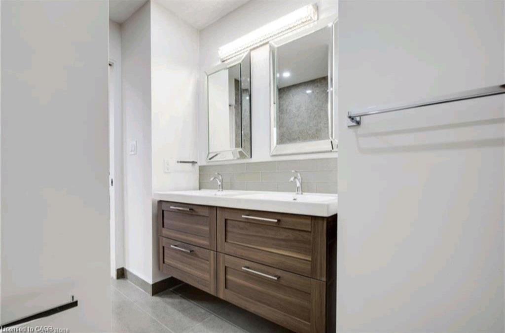 23 Melbourne Street, Hamilton, ON - Indoor Photo Showing Bathroom