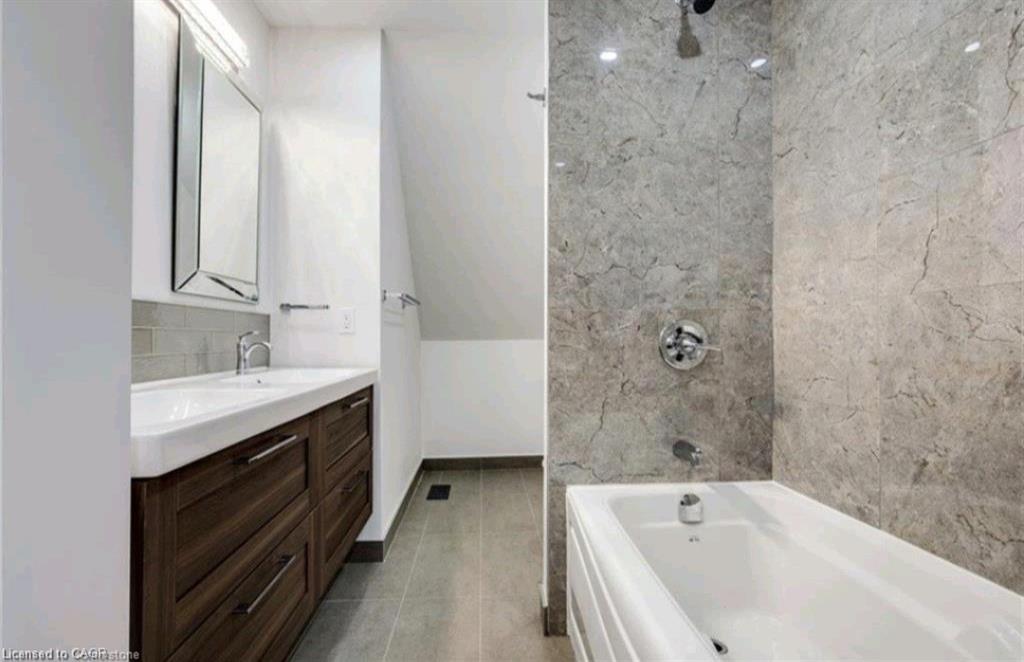 23 Melbourne Street, Hamilton, ON - Indoor Photo Showing Bathroom