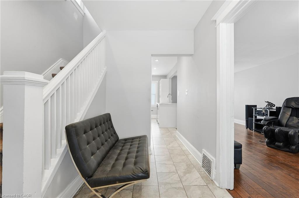 34 Balsam Avenue N, Hamilton, ON - Indoor Photo Showing Other Room