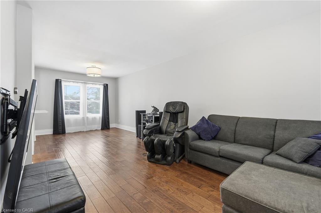 34 Balsam Avenue N, Hamilton, ON - Indoor Photo Showing Living Room