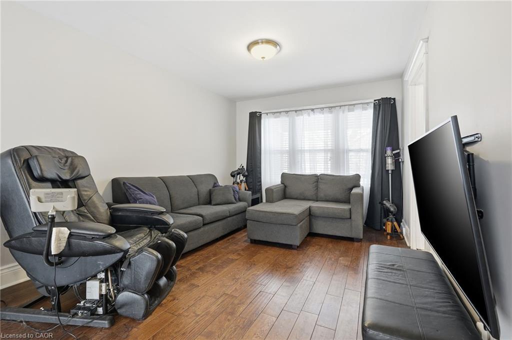 34 Balsam Avenue N, Hamilton, ON - Indoor Photo Showing Living Room