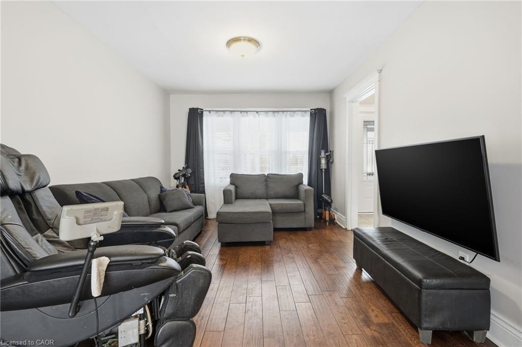 34 Balsam Avenue N, Hamilton, ON - Indoor Photo Showing Living Room