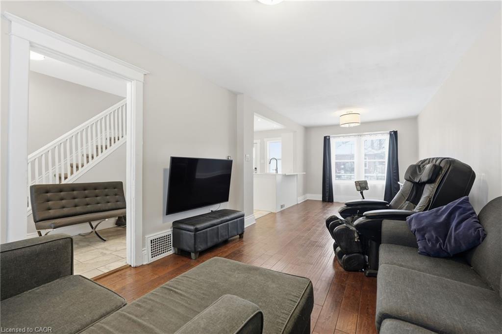 34 Balsam Avenue N, Hamilton, ON - Indoor Photo Showing Living Room