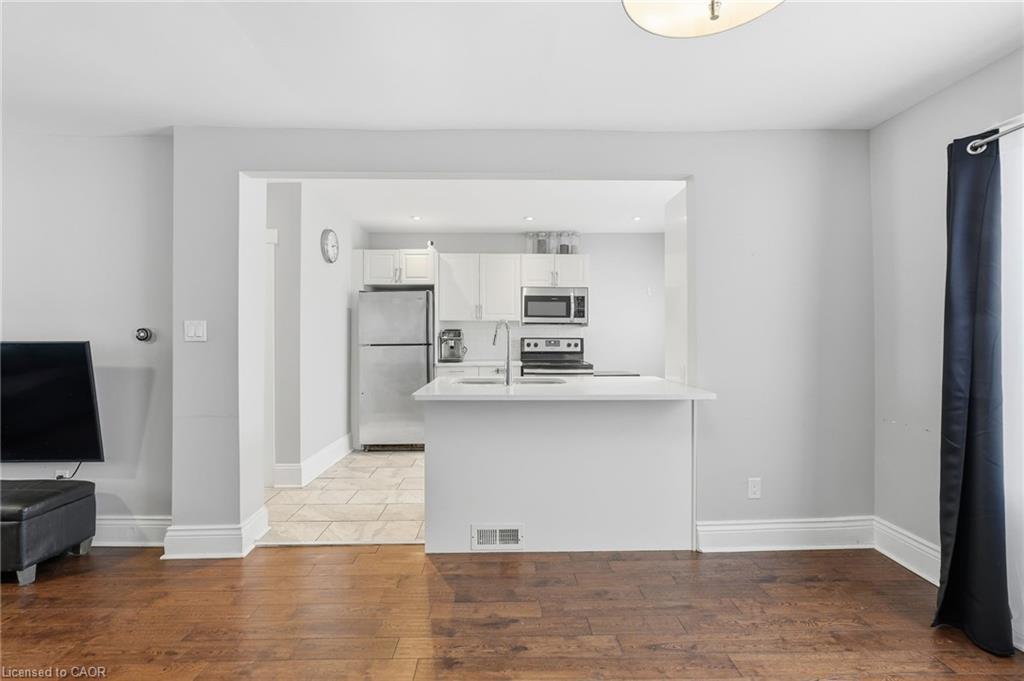 34 Balsam Avenue N, Hamilton, ON - Indoor Photo Showing Kitchen