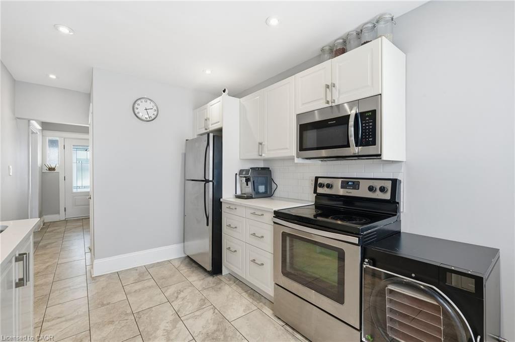 34 Balsam Avenue N, Hamilton, ON - Indoor Photo Showing Kitchen