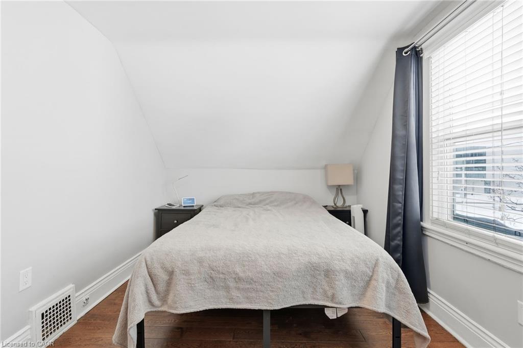 34 Balsam Avenue N, Hamilton, ON - Indoor Photo Showing Bedroom