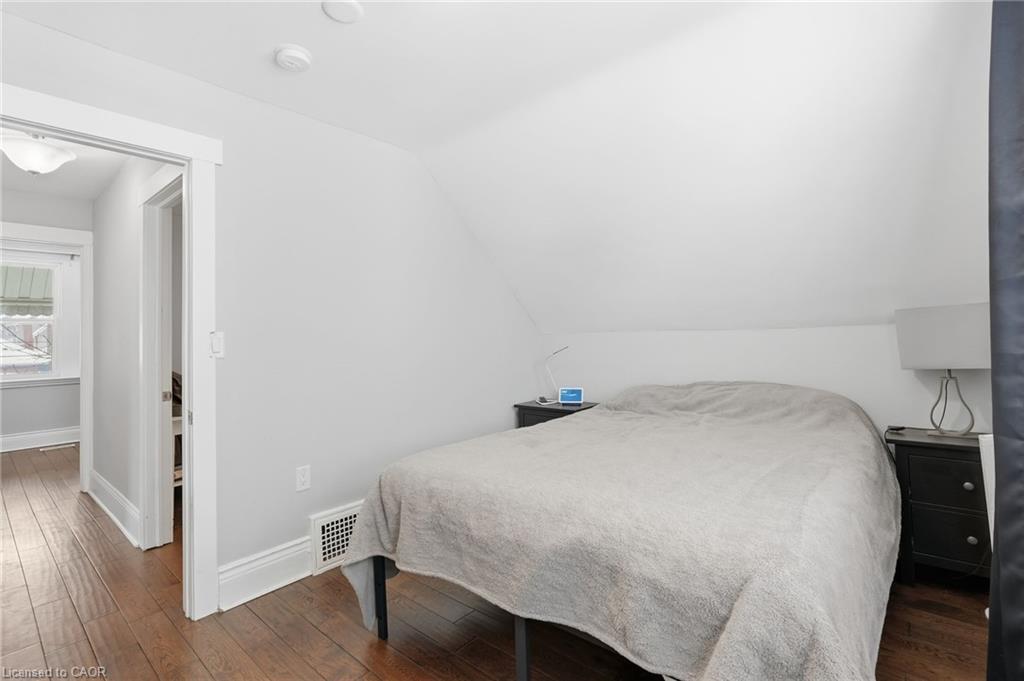 34 Balsam Avenue N, Hamilton, ON - Indoor Photo Showing Bedroom