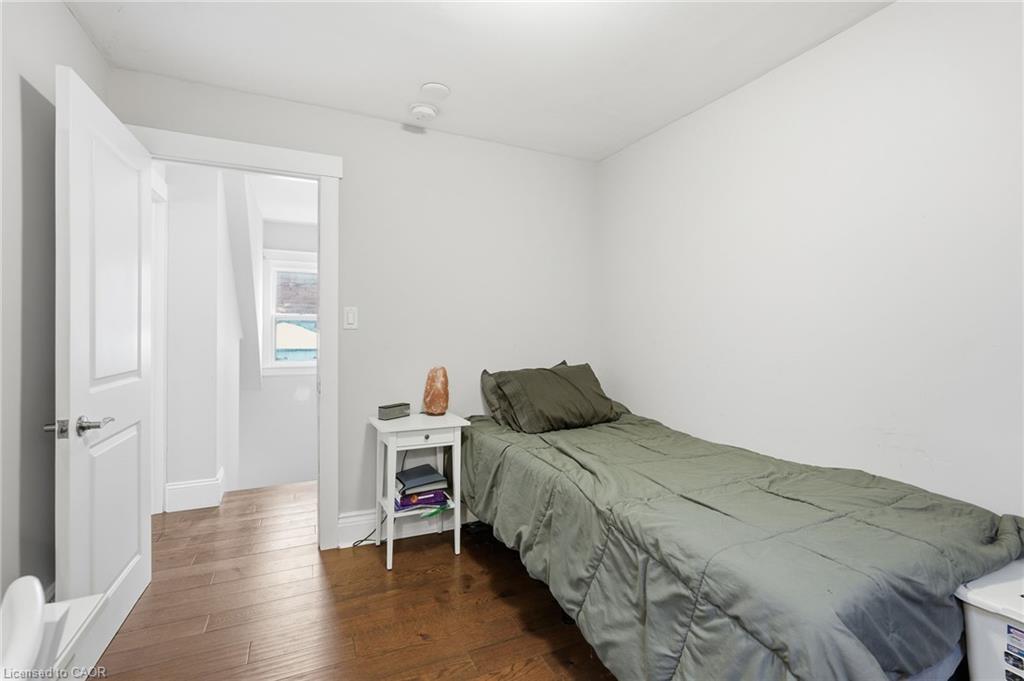 34 Balsam Avenue N, Hamilton, ON - Indoor Photo Showing Bedroom