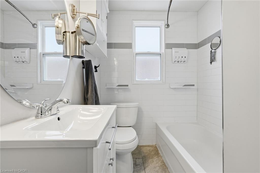 34 Balsam Avenue N, Hamilton, ON - Indoor Photo Showing Bathroom
